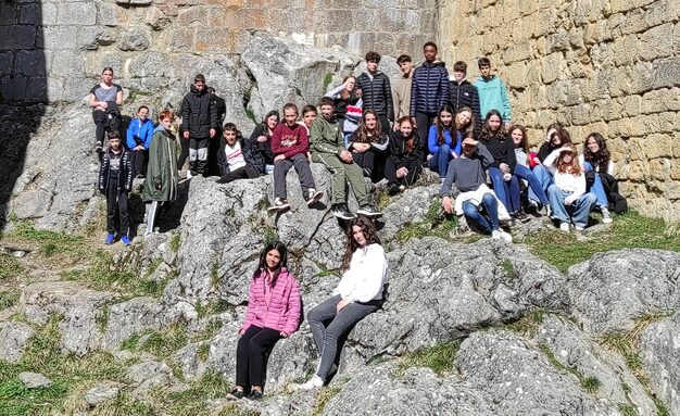 Nos élèves et leurs correspondants en visite au château de Montségur.